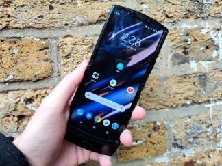 Prise en main du Motorola RAZR : quand le smartphone se plie en deux pour notre plaisir