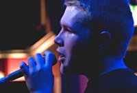 Un chanteur met aux enchères une chanson personnalisée