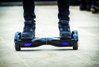 L’Église n’a pas apprécié qu’un prêtre chante la messe de Noël sur un hoverboard