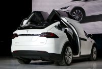 Un bug sur la Tesla Model X bloque certains conducteurs à l'extérieur du véhicule