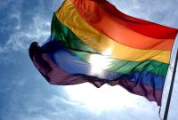 Plus de visibilité, moins de restrictions : YouTube s'engage pour les vidéos LGBTQ+