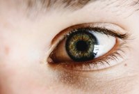 Pourquoi regarder un écran d'ordinateur fatigue vos yeux (et comment les reposer)