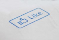 Facebook mise sur un assistant tactile pour se lancer dans le hardware