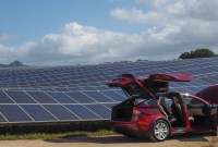 À Hawaï, Tesla alimente la vie nocturne d'une ville grâce à l'énergie solaire et...
