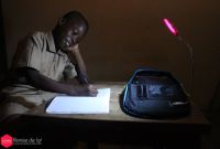 En Côte d'Ivoire, un cartable à énergie solaire permet aux enfants de faire leurs...