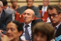 Terrorisme : Collomb exclut les mots de passe de l'obligation de fournir ses identifiants