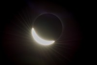 Éclipse solaire totale : découvrez les magnifiques photos de la Nasa, depuis la Terre et l'espace