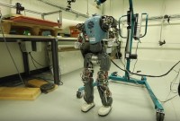 Un robot humanoïde apprend à marcher comme un humain