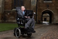 Stephen Hawking craint que « l'IA remplace complètement les êtres humains »