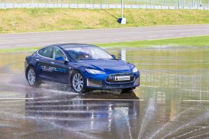 Ce prototype de Tesla Model S peut drifter sur la neige avec ses trois...