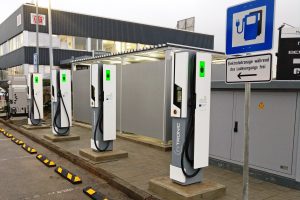 Voiture électrique : l'Europe accueille sa première station de recharge ultrarapide