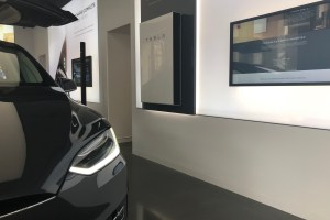 Tesla : l'ex-employé accusé de sabotage contre-attaque et réclame 1 million de dollars