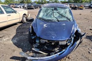 Tesla : un accident impressionnant en Model 3 rassure sur la sécurité de la...