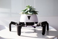 Ce petit robot ambulant protège une plante posée sur son dos