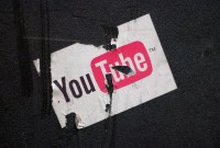 Aux États-Unis, YouTube bannit des parents qui ont « piégé » leurs enfants