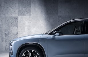 Alors que Tesla cherche à sortir de la bourse, la concurrence chinoise veut y...