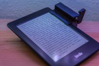 Invention du jour : un bras articulé pour tourner les pages d'un Kindle