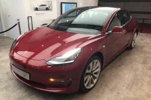 Tesla Model 3 : les voitures sont là, mais l'Autopilote se fait attendre en...