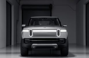 Amazon investit dans Rivian, le constructeur derrière l'impressionnant pick-up électrique R1T