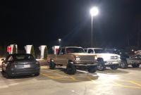 Des activistes anti-Tesla bloquent l'accès aux Superchargeurs avec d'énormes pickups