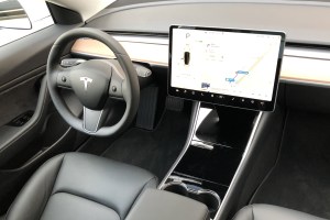 L'Autopilote des Tesla ne capte pas bien les motos qui roulent entre deux voies