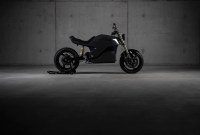 NXT Motors ose la moto électrique premium en fibre de carbone