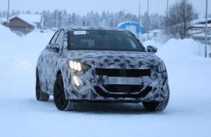 Des photos volées montrent une Peugeot 208 électrique camouflée pour l'hiver