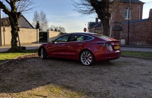 Le changement de voie en Autopilote de Tesla ? « Un enfant qui conduit...