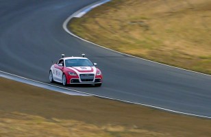 Ils font rouler une voiture autonome sur un circuit de course