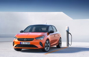 Opel passe à l'électrique avec une Corsa offrant 330 kilomètres d'autonomie