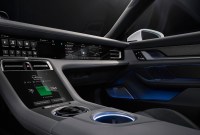 Porsche dévoile l'intérieur de la Taycan électrique, et c'est old school