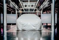 Mercedes tease une mystérieuse berline électrique pour concurrencer la Tesla Model S