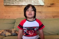 À 7 ans, l'enfant le plus riche de YouTube fait l'objet d'une plainte pour...