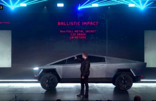 Tesla Cybertruck : Elon Musk explique (à peu près) pourquoi la vitre n'a pas...