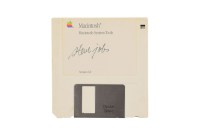 Pourquoi cette disquette avec la signature de Steve Jobs s'est vendue 84 000 dollars