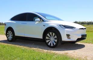 Tesla : les hackers qui débloquent les options payantes avec un boîtier ont un...