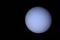Uranus et ses lunes sont penchées : à cause d'une collision avec une planète...