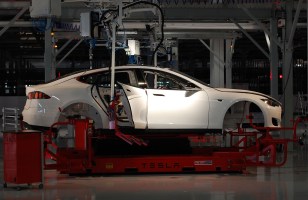 Elon Musk rouvre son usine Tesla malgré le confinement : « S'ils arrêtent quelqu'un,...