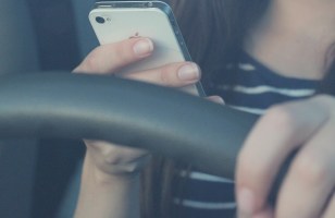 Smartphone au volant : dans quels cas le permis peut-il être suspendu ?