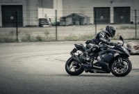 Masques obligatoires à moto à l’extérieur : les conducteurs exemptés, mais sous conditions