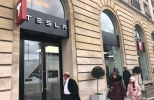 Tesla ferme ses boutiques physiques : qui veut acheter une voiture en ligne ?