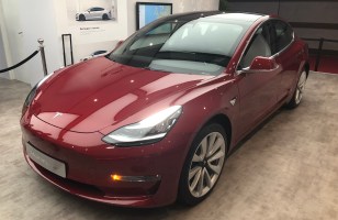 La Model 3 de Tesla est exposée à Paris pendant 2 semaines
