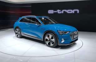 Au Mondial de l'Auto, les rivaux allemands de Tesla affûtent leurs armes