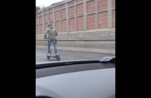 Que risque la personne filmée roulant à 85km/h en trottinette électrique sur l'autoroute ?