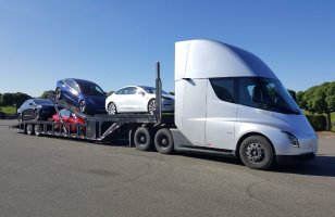 Un camion électrique Tesla qui transporte des Model 3 : est-ce donc ça, le...