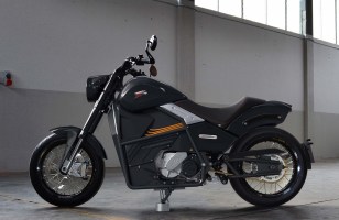 Qui dit grosse autonomie, dit gros budget : Tacita dévoile sa nouvelle moto électrique...
