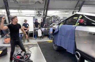 Cybertruck : Elon Musk publie une vidéo pour montrer que la vitre n'aurait pas...