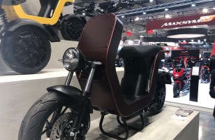 Ok, le scooter électrique italien ME est cher, mais qu'est-ce qu'il est beau