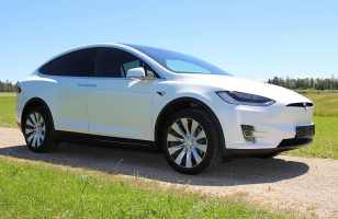 Tesla : les hackers qui débloquent les options payantes avec un boîtier ont un...