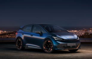Seat montre la version finale de la Cupra el-Born, une berline sportive électrique au...
